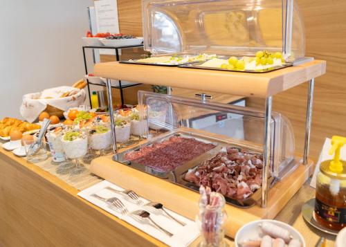 un buffet con muchos tipos diferentes de comida en una mesa en Flöckner B&B, en Salzburgo