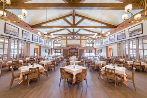 - une salle à manger avec des tables, des chaises et des fenêtres dans l'établissement PortAventura Hotel Colorado Creek - Includes unlimited access to PortAventura Park & 1 access to Ferrari Land, à Salou