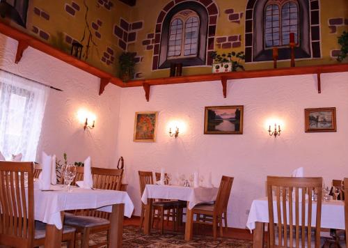 Um restaurante ou outro lugar para comer em Landhotel-Restaurant Schwalbennest