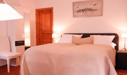 Cama ou camas em um quarto em Landhotel-Restaurant Schwalbennest