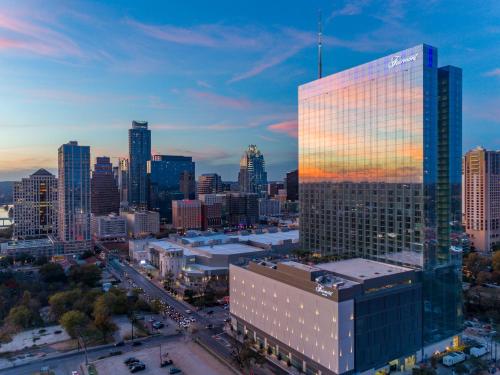 Fairmont Austin في أوستن: إطلالة على أفق المدينة مع مبنى طويل