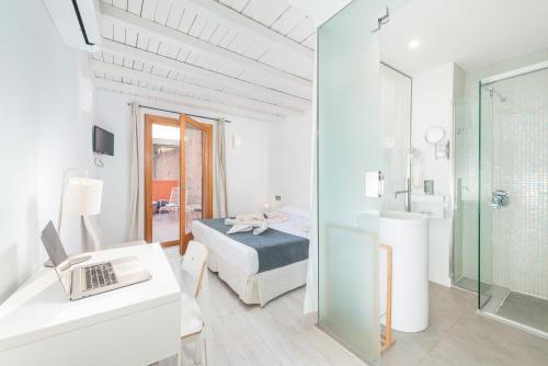 een witte kamer met een bed en een badkamer bij Alcudia Petit - Turismo de Interior in Alcudia