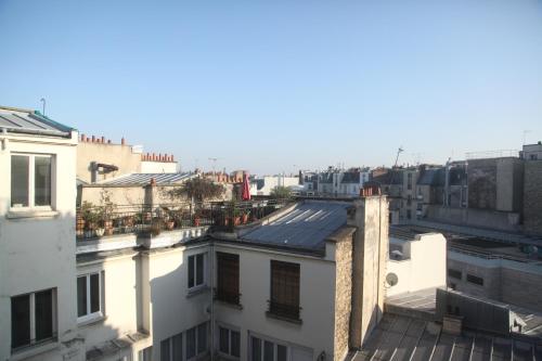 una vista desde el techo de un edificio en Atelier Chambre, dernier étage bail mobilité Centre paris, en París