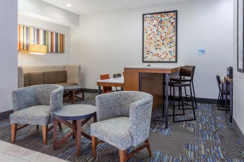 una sala de espera con sillas y una mesa en Holiday Inn Express & Suites White Haven - Poconos, an IHG hotel, en White Haven