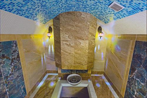 Kamar mandi di Hammam , big Jacuzzi ,Sauna , 2 bedroom , Khrechatik