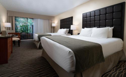 Cama ou camas em um quarto em Prestige Vernon Lodge