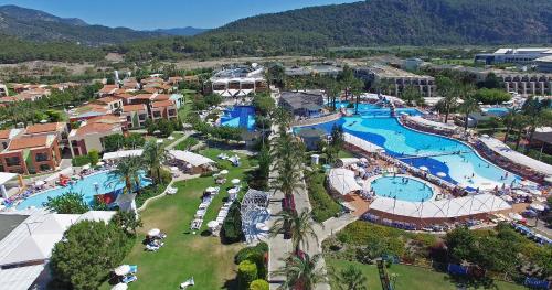 Piscina a Holiday Village Türkiye o a prop