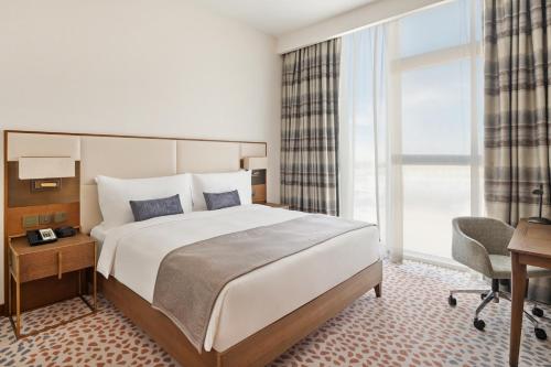 Кровать или кровати в номере Staybridge Suites Dubai Al-Maktoum Airport, an IHG Hotel