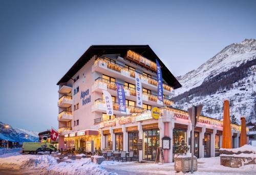 un hotel in montagna nella neve di Hotel Matterhorn Inn a Täsch