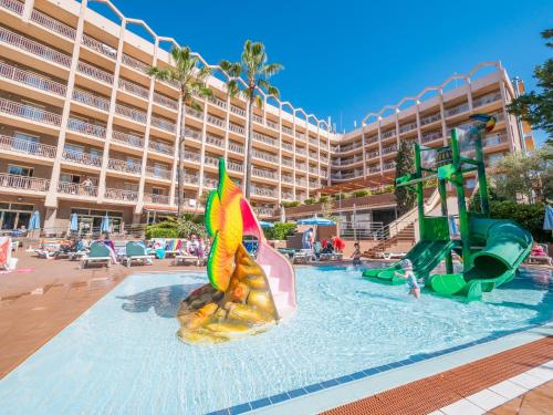 A piscina localizada em Golden Avenida Family Suites 4* ou nos arredores