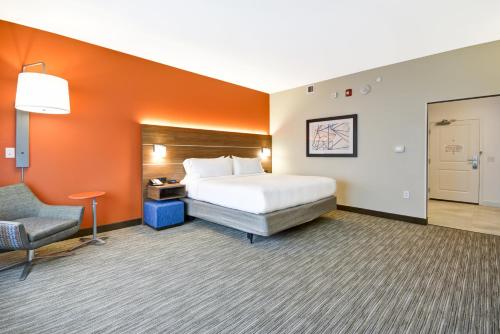 מיטה או מיטות בחדר ב-Holiday Inn Express - Evansville by IHG