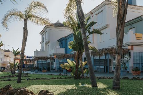 A garden outside ON Family Playa de Doñana