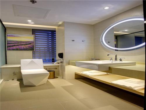 Bathroom sa Lavande Hotel Chengdu Dafeng Shixi Park Subway Station