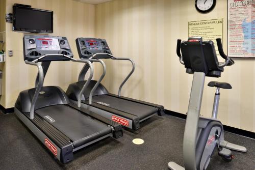 Duas bicicletas de exercício num ginásio com um relógio em Holiday Inn Express Hotel & Suites Las Cruces, an IHG Hotel em Las Cruces