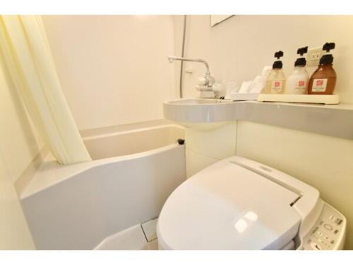 uma casa de banho branca com um WC e uma banheira em Hotel Frontier Iwaki / Vacation STAY 79264 em Iwaki