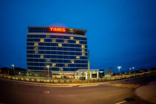 een gebouw met een tijdsteken erop bij Grand Times Hotel Drummondville in Drummondville