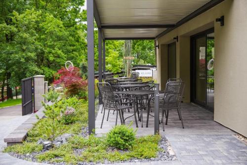 een patio met een tafel en stoelen erop bij Penzion Lesni in Milovice