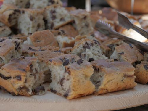 un mucchio di muffin al cioccolato su un piatto di Gastronomy Hotel Kritsa a Portariá