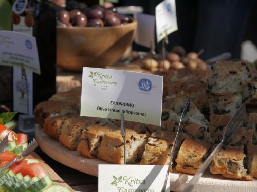 un'esposizione di diversi tipi di pane su un tavolo di Gastronomy Hotel Kritsa a Portariá