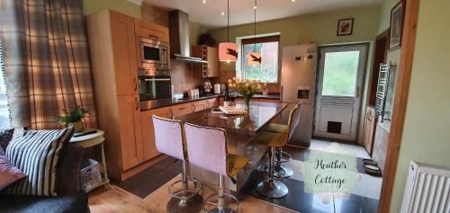 Una cocina o kitchenette en Heather Cottage Aberdeen