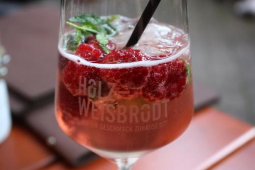 Un bicchiere con un drink sul tavolo di Hotel Weingärtner a Mannheim