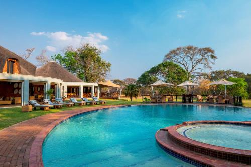 Kolam renang di atau di dekat Lilayi Lodge