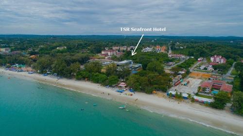 una vista aérea de una playa con un complejo en TSR Seafront Hotel, en Port Dickson