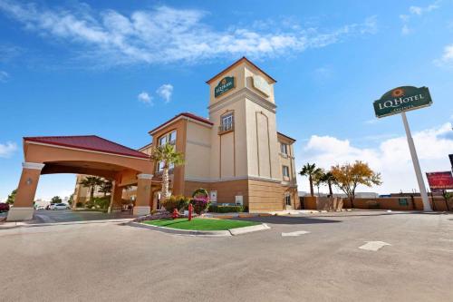 een groot gebouw met een klokkentoren in een straat bij La Quinta by Wyndham Cd Juarez Near US Consulate in Ciudad Juárez