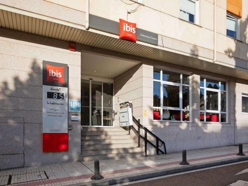 Фасад або вхід у Ibis Salamanca