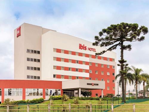 a hospital building with a bus way sign on it at ibis Curitiba Aeroporto in São José dos Pinhais