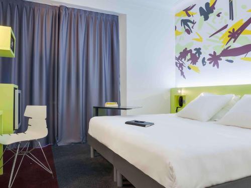 Rúm í herbergi á ibis Styles Nantes Centre Gare