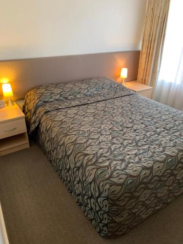 Tempat tidur dalam kamar di Shellharbour Resort and Conference Centre