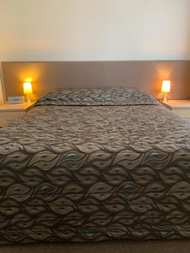 Tempat tidur dalam kamar di Shellharbour Resort and Conference Centre