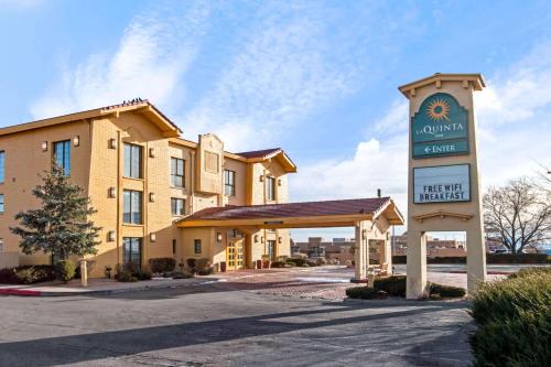 un hotel con un cartel frente a un edificio en La Quinta Inn by Wyndham Santa Fe, en Santa Fe