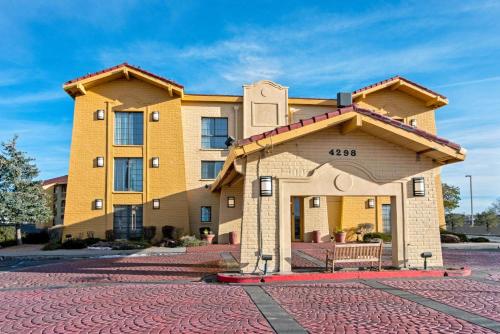 un edificio con un banco delante de él en La Quinta Inn by Wyndham Santa Fe, en Santa Fe