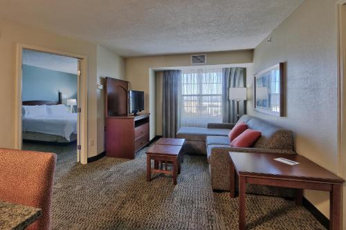 Телевизия и/или развлекателен център в Staybridge Suites Albuquerque North, an IHG Hotel