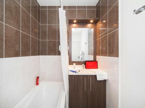 Um banheiro em Aparthotel Adagio Access Poitiers