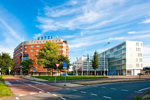 een lege straat in een stad met een gebouw bij WestCord Art Hotel Amsterdam 3 stars in Amsterdam