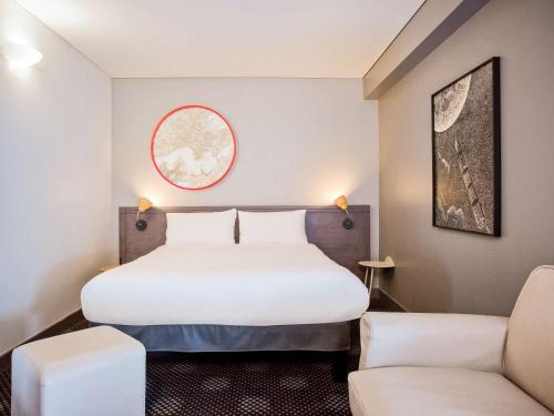 ibis Styles Paris Mairie de Montreuil tesisinde bir odada yatak veya yataklar