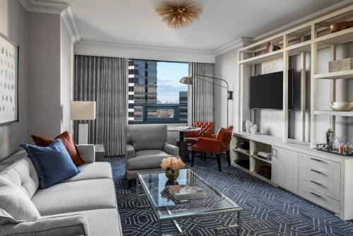 Four Seasons Hotel Atlanta tesisinde bir televizyon ve/veya eğlence merkezi