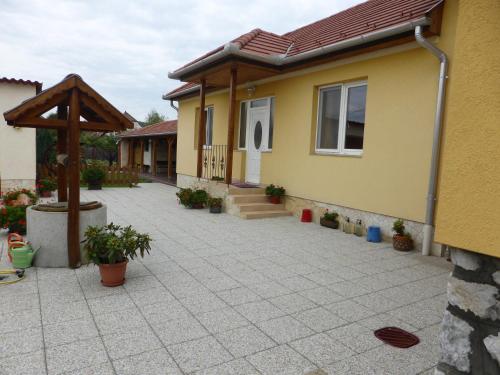 dom z patio i dom z werandą w obiekcie Napfény Apartman és Vendégház w Egerszalók