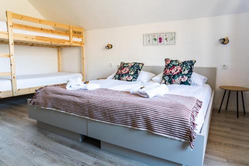 Una cama o camas en una habitación de Apartmaji Triglav