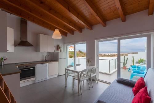 Una cocina o kitchenette en Sea View Apartment Carrapateira