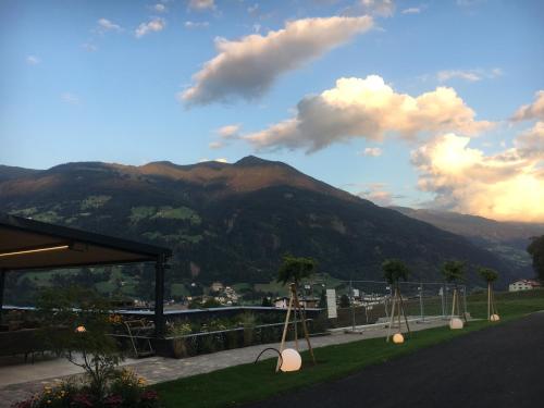 uma vista para uma serra com uma montanha em Hotel Elisabeth em Fügen