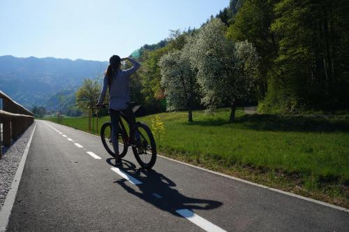 Anar amb bici a Rooms Ravnik o pels voltants