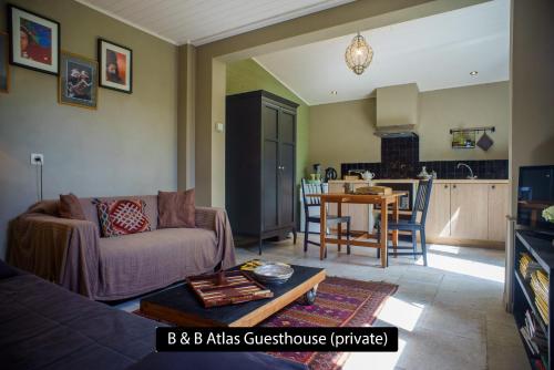 ein Wohnzimmer mit einem Sofa und einem Tisch in der Unterkunft Atlas Private Guesthouse in Brügge