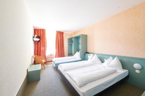 Cette chambre comprend 2 lits et une fenêtre. dans l'établissement Hotel City am Bahnhof, à Berne