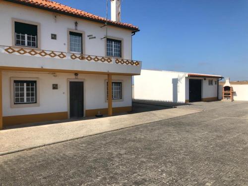 a white house with a driveway in front of it at Tilli'n'Joe's Beach House in Atouguia da Baleia