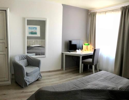 - une chambre avec un lit, un bureau et une chaise dans l'établissement Hotel Toskana, à Wiesbaden