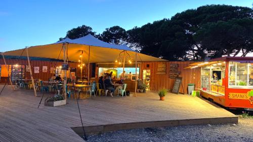 Oasis Backpackers Hostel Sintra Surf餐廳或用餐的地方